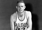 Campeão da NBA sete vezes pelo Celtics, Frank Ramsey morre aos 86 anos