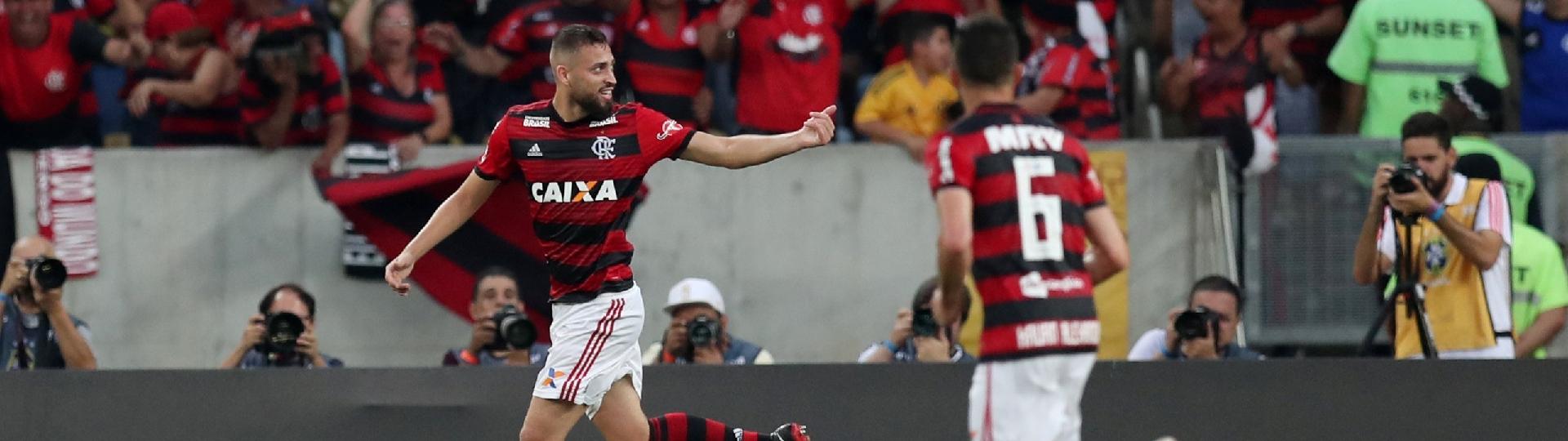 Léo Duarte comemora após marcar o segundo gol do Flamengo sobre o Fluminense