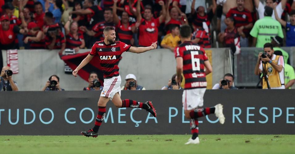 Léo Duarte comemora após marcar o segundo gol do Flamengo sobre o Fluminense