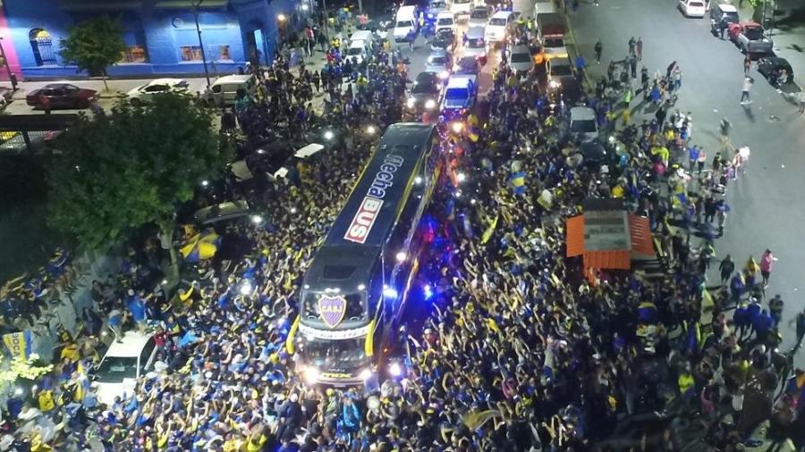 Ônibus do Boca Juniors a caminho do aeroporto em Buenos Aires - Reprodução/Mundo Deportivo
