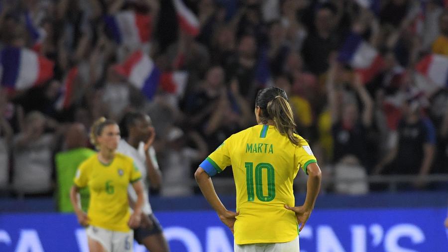 Marta lamenta o gol sofrido pelo Brasil na prorrogação contra a França - Loic Venance/AFP