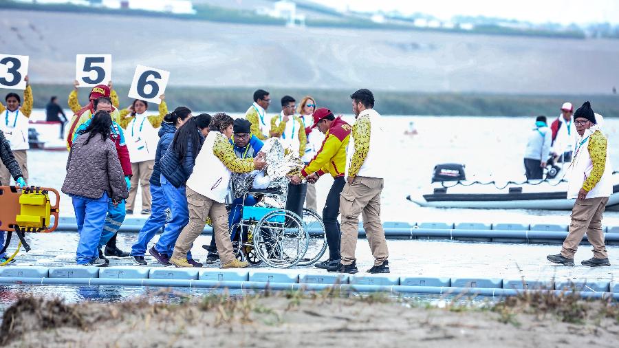 Erlon de Souza é carregado de cadeira de rodas após passar mal durante prova da canoagem - Danilo Borges/Secretaria Especial do Esporte