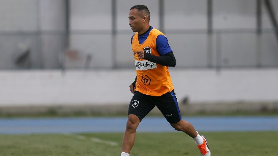 Lucas Campos teve bom rendimento nos últimos jogos e pode virar titular no Botafogo - VITOR SILVA/BOTAFOGO