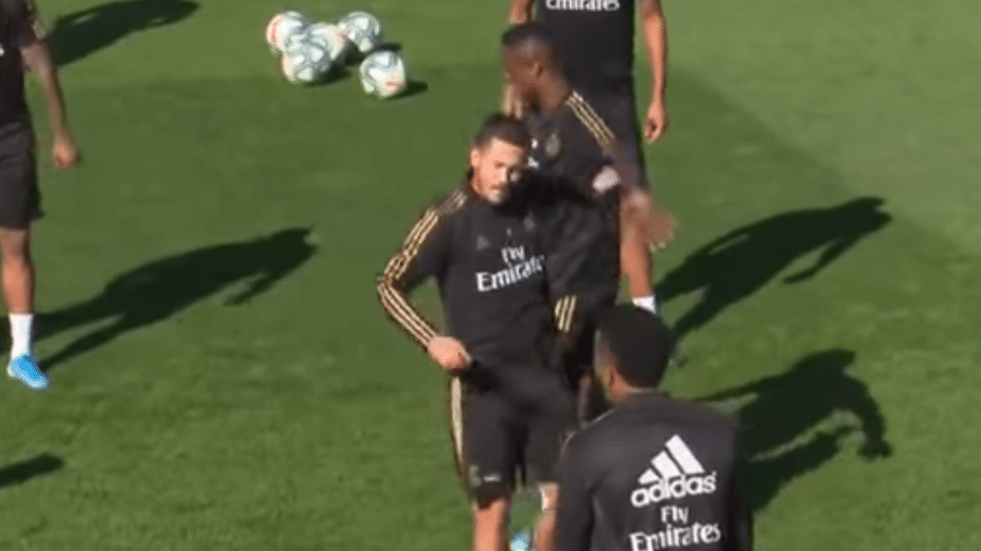 Hazard e Vinicius Junior, durante roda de bobinho em treino do Real Madrid - Reprodução/As