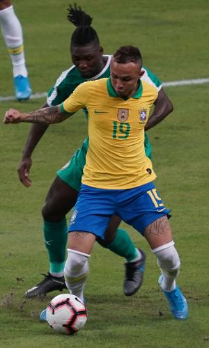Everton Cebolinha tenta passar pela marcação da Nigéria