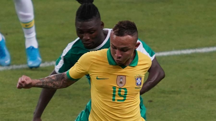 Everton Cebolinha tenta passar pela marcação da Nigéria - Allsport Co./Getty Images