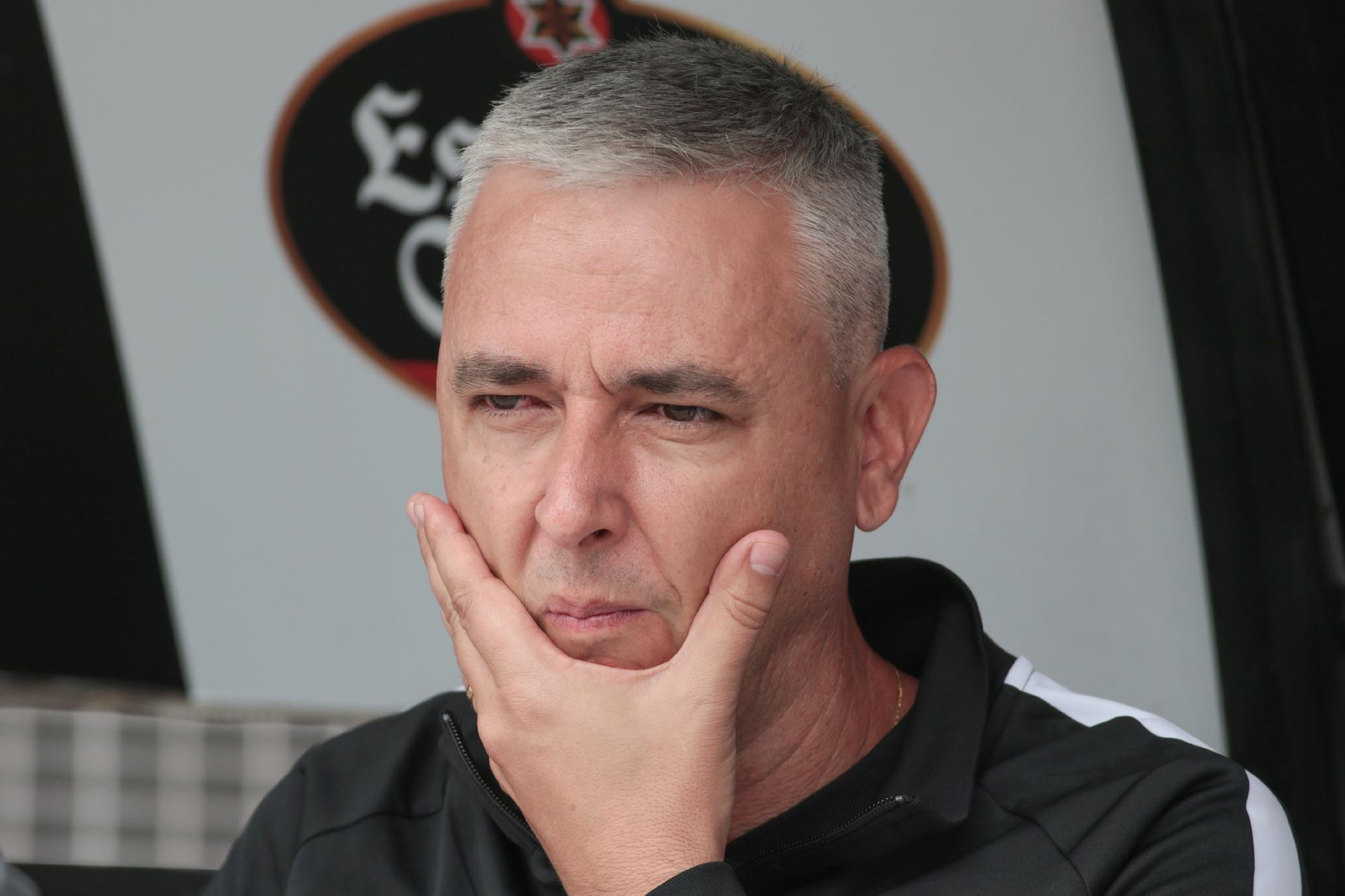 Tiago Nunes exige reação imediata quarta-feira: 