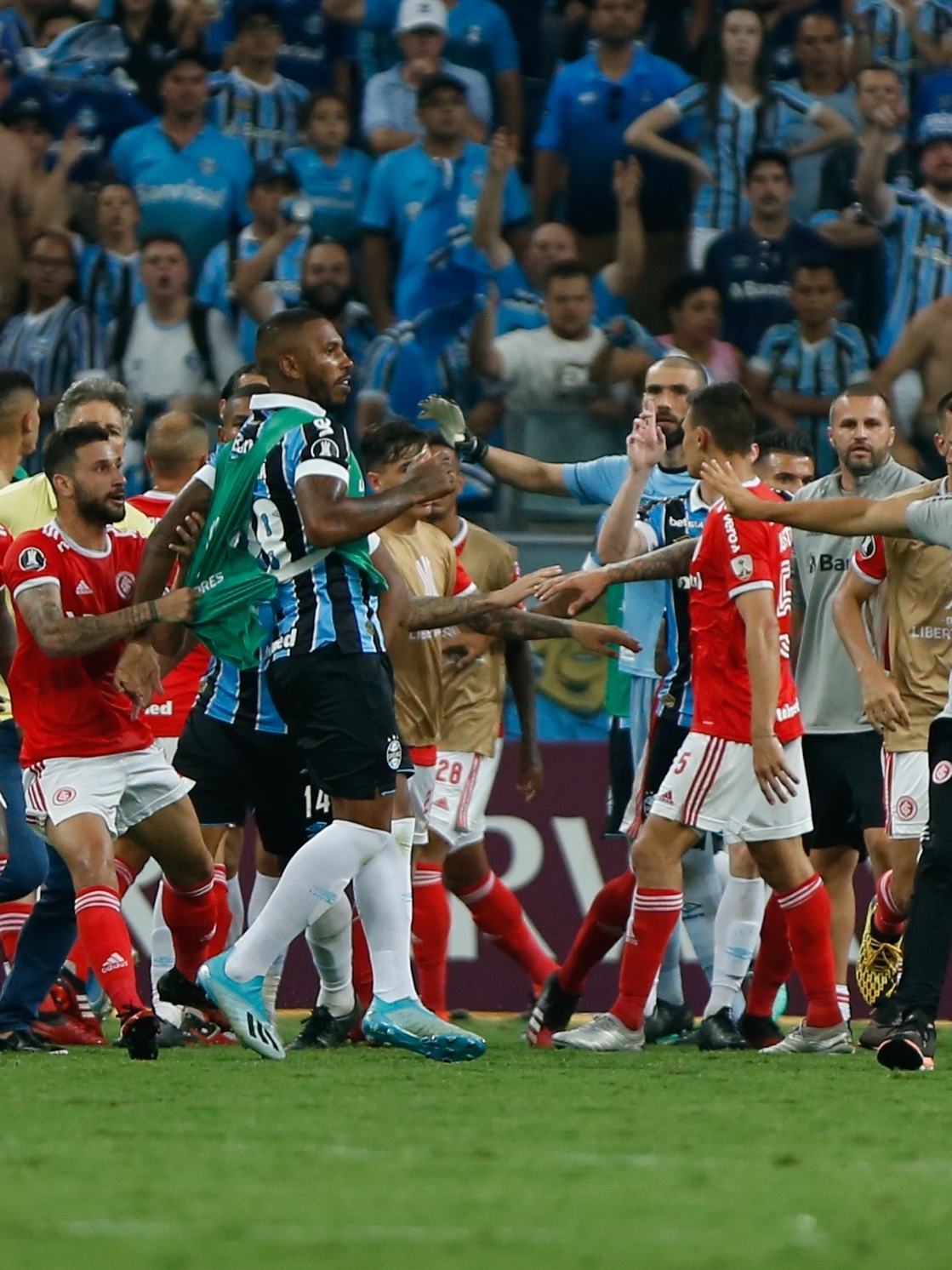 Em jogo marcado por confusão e expulsões, Grêmio bate o Avenida