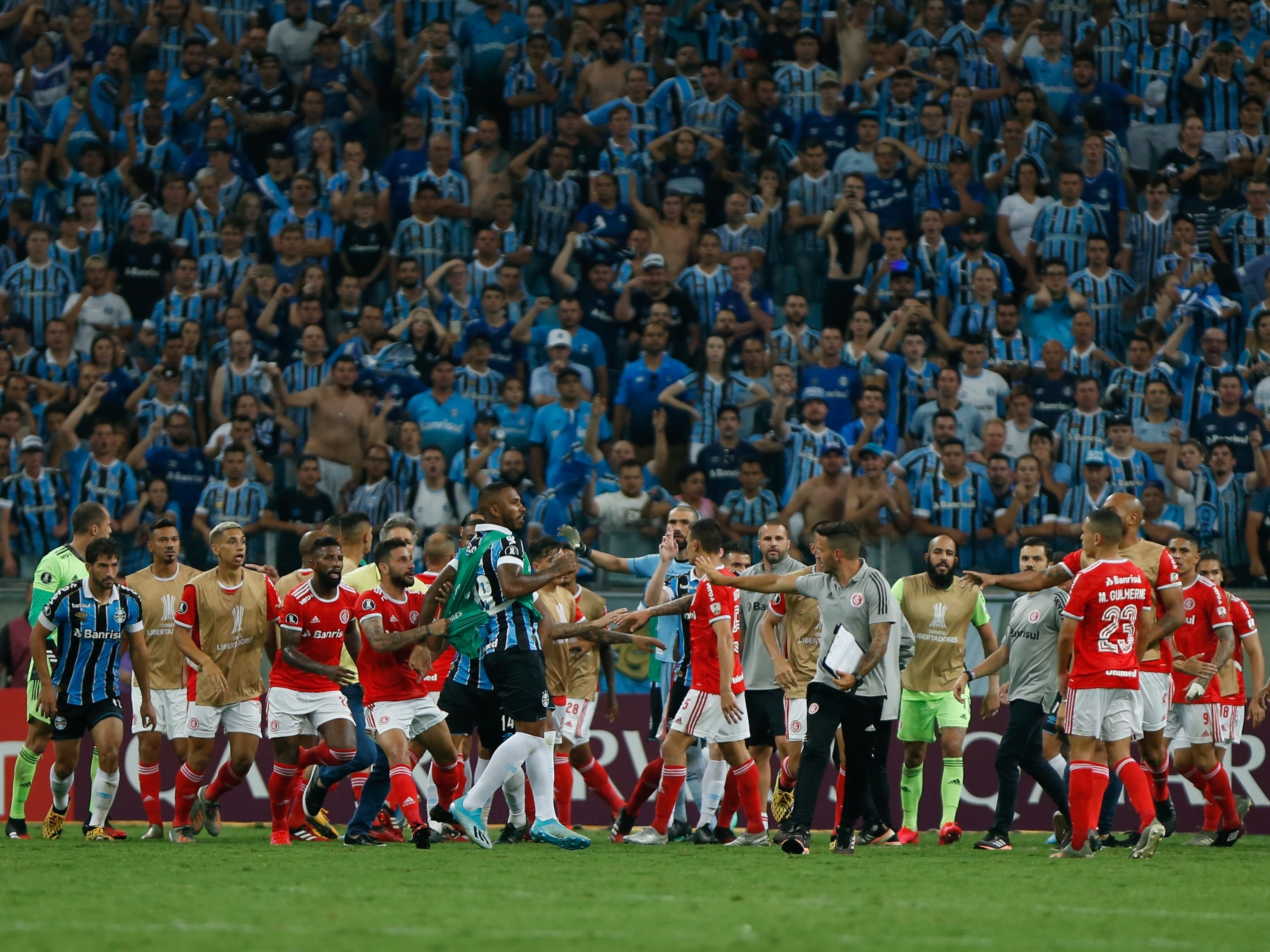 Em jogo marcado por confusão e expulsões, Grêmio bate o Avenida