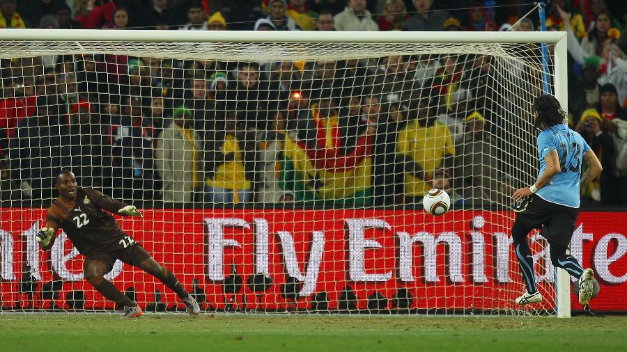 Loco Abreu cobra pênalti de cavadinha para classificar o Uruguai para a semifinal da Copa de 2010 - Cameron Spencer/Getty Images