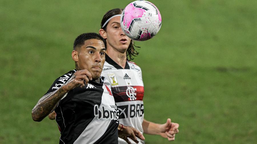 Carlinhos e Filipe Luis disputam bola no Vasco x Flamengo, jogo do Brasileirão 2020 -  Thiago Ribeiro/AGIF
