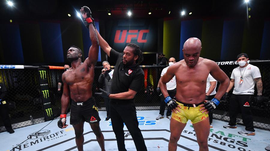 Uriah Hall é declarado vencedor do duelo com Anderson Silva - Jeff Bottari/Getty Images