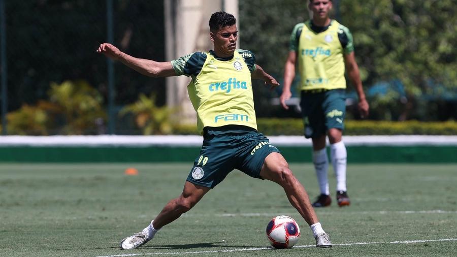 Danilo Barbosa fez o primeiro treino pelo Palmeiras, nesta sexta, na Academia de Futebol - Cesar Greco