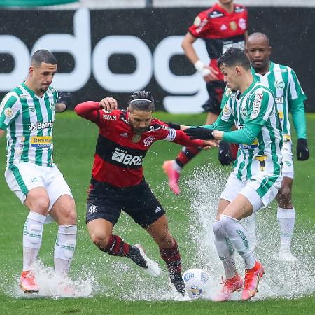 Diego tenta fugir da marcação no aguaceiro  - Pedro H. Tesch/AGIF