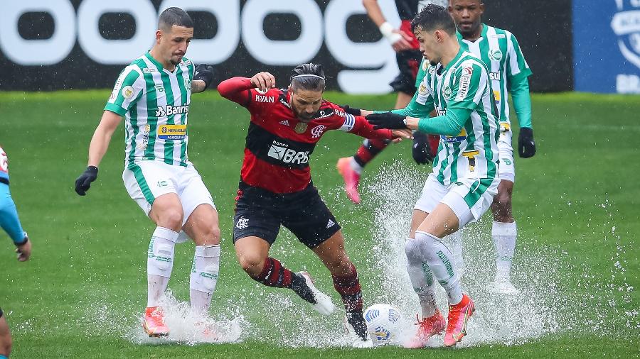 Diego tenta fugir da marcação do Juventude durante jogo do Flamengo no Brasileirão 2021 - Pedro H. Tesch/AGIF