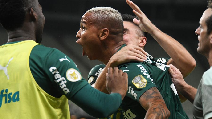 Deyverson, jogador do Palmeiras, comemora seu gol durante partida contra o Ceará  - Kely Pereira/AGIF