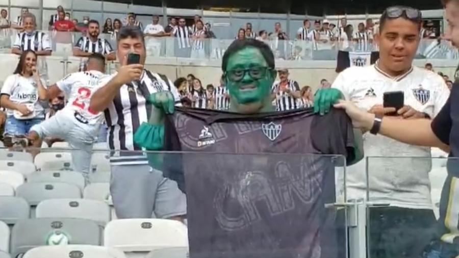 Torcedor do Atlético-MG ganha camisa de Hulk no Mineirão - Reprodução/Twitter