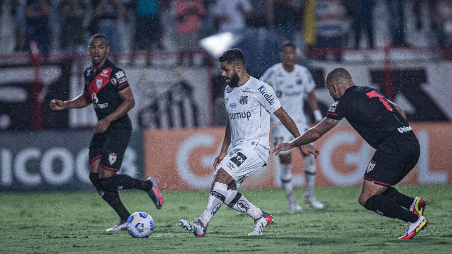 Andre Luis, jogador do Atlético-GO, disputa lance com F.Jonatan, jogador do Santos  - Heber Gomes/AGIF