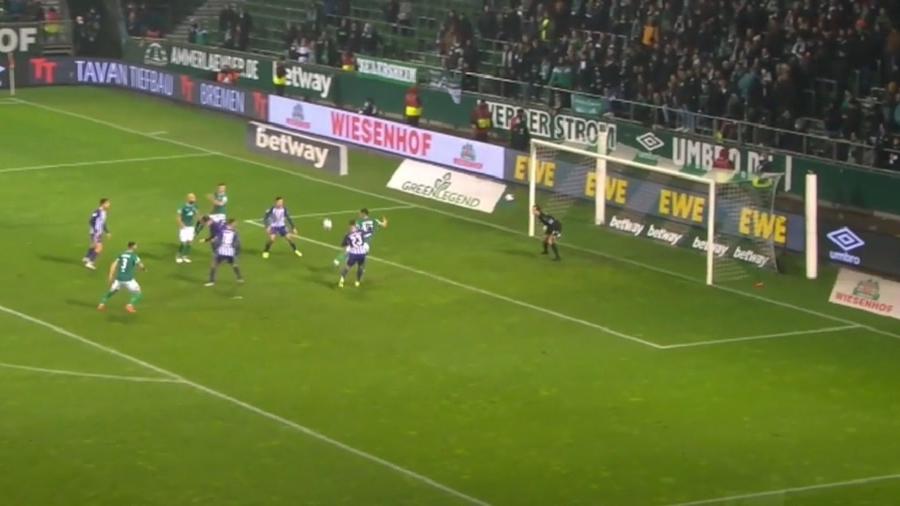 Milos Veljkovic, do Werder Bremen, fez gol inusitado na goleada de sua equipe na 2ª divisão alemã - Reprodução/OneFootball