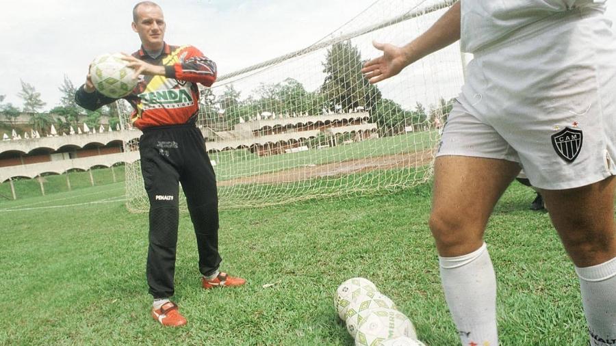 Goleiro Taffarel durante treino do Atlético-MG nos anos 90 - Paulo Giandalia/Folha Imagem