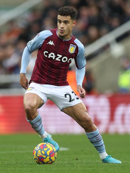 Philippe Coutinho controla a bola na partida entre Aston Villa e Newcastle pelo Campeonato Inglês - Action Images via Reuters