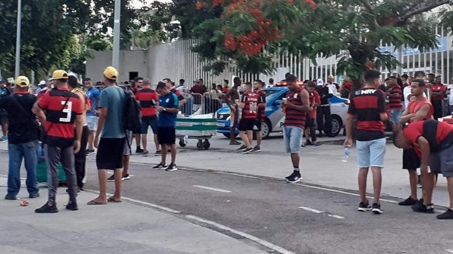 Bilheteria para a troca de ingressos da torcida do Flamengo formou longa fila no Maracanã - Leo Burlá / UOL Esporte
