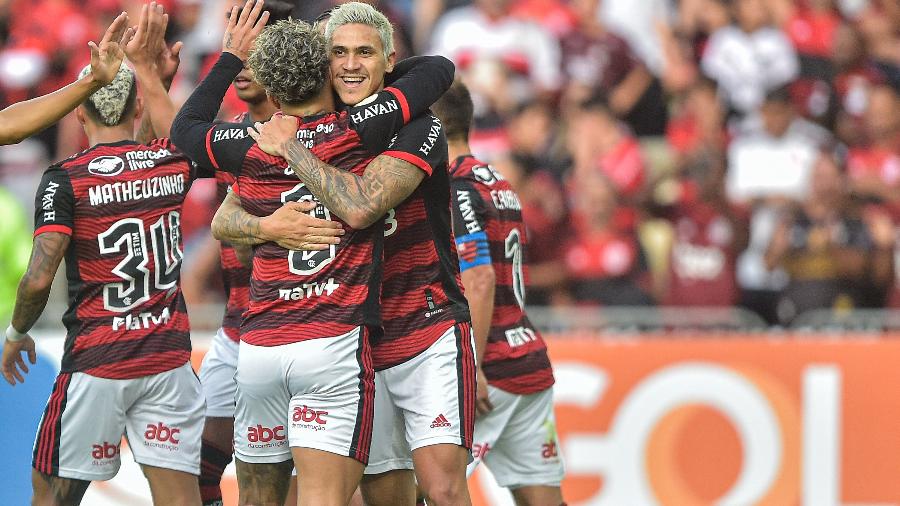  Pedro, jogador do Flamengo, comemora seu gol com jogadores do seu time durante partida contra o Goiás no Maracanã pelo campeonato Brasileiro A 2022.  - [Thiago Ribeiro/AGIF
