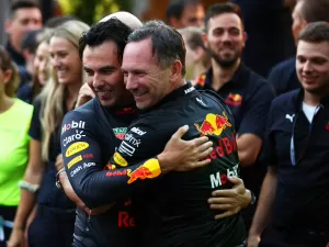 Christian Horner sugere troca de Sergio Perez por Tsunoda ou Lawson na Red Bull