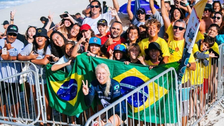 Tatiana Weston-Webb, com a torcida brasileira em Saquarema - WSL