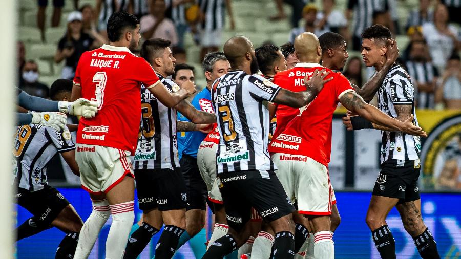 Tumulto entre jogadores do Ceará e do Internacional durante partida pelo Brasileirão - Pedro Chaves/AGIF