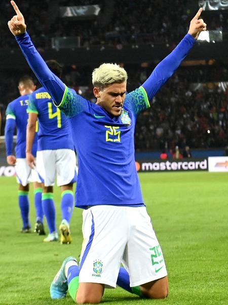 Pedro comemora gol pela seleção brasileira em jogo contra a Tunísia - FRANCK FIFE / AFP