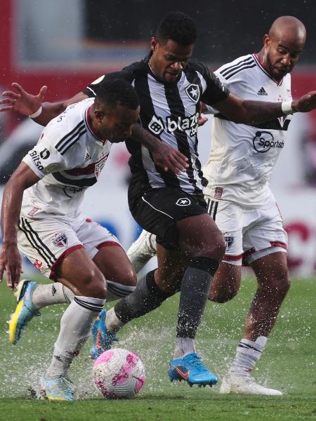 Forte chuva encharca gramado e atrapalha São Paulo e Botafogo em partida do Brasileirão - Ettore Chiereguini/AGIF