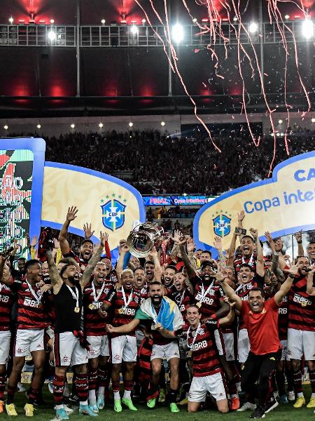 Jogadores do Flamengo levantam taça da Copa do Brasil após vitória nos pênaltis contra o Corinthians - Thiago Ribeiro/AGIF