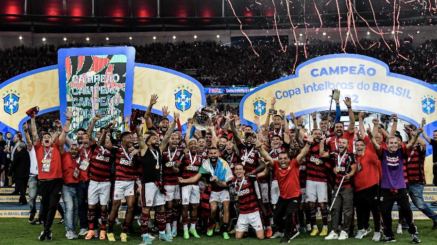 Jogadores do Flamengo levantam a taça da Copa do Brasil após vitória nos pênaltis contra o Corinthians - Thiago Ribeiro/AGIF