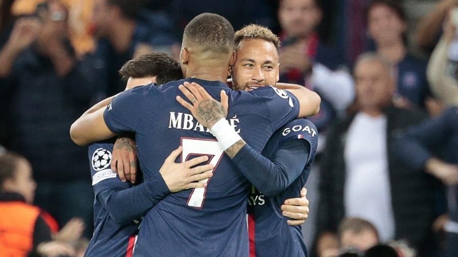 Messi, Neymar e Mbappé comemoram gol do PSG contra o Maccabi Haifa, pela Champions - Geoffroy VAN DER HASSELT / AFP