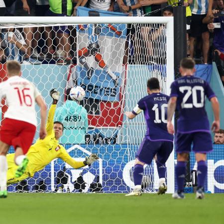Szczesny defende cobrança de penalidade de Lionel Messi, na partida entre Polônia e Argentina - Clive Brunskill/Getty Images