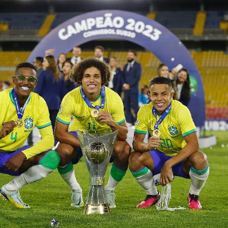 Robert Renan, Guilherme Biro e Pedro, do Corinthians, posam com a taça do Sul-Americano sub-20 - Rafael Ribeiro /CBF