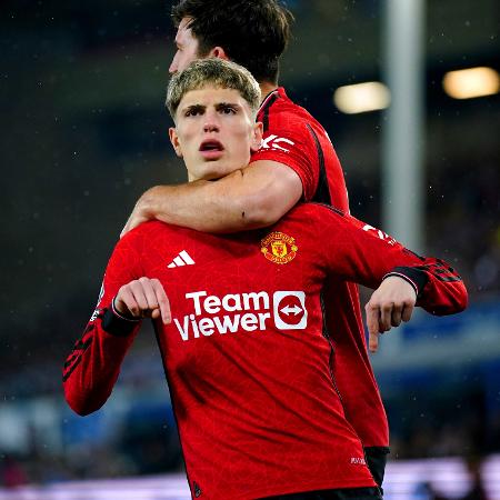 Garnacho, do Manchester United, celebra seu gol de bicicleta contra o Everton no Campeonato Inglês