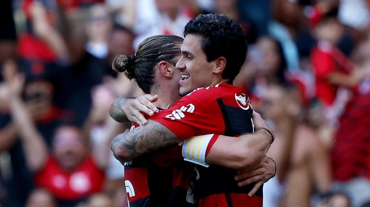 Pedro abraça Filipe Luis após marcar em Flamengo x Cuiabá no Campeonato Brasileiro