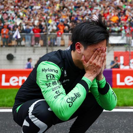 Guanyu Zhou, da Sauber, chora após o GP da China de Fórmula 1