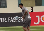 Afastado há seis meses por lesão, Neymar bate bola no gramado: 