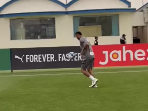 Afastado há seis meses por lesão, Neymar bate bola no gramado: 'Sem pressa'