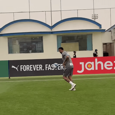 Neymar brinca com a bola no CT do Al-Hilal