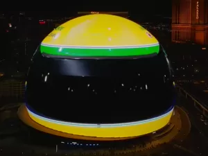 Projeção de capacete de Senna dura 4 horas em esfera de Las Vegas