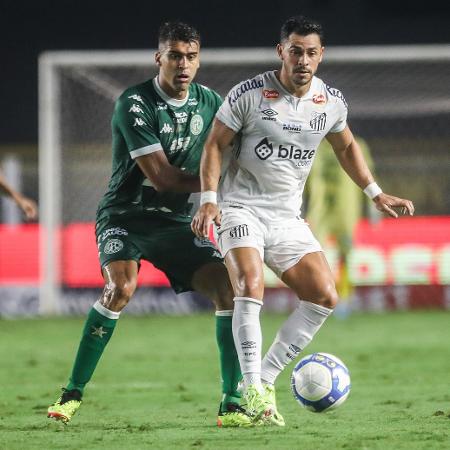 Giuliano tenta fazer a jogada em Santos x Guarani, jogo da Série B