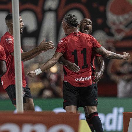 Jogadores do Atlético-GO comemoram gol marcado por Luiz Fernando contra o Brusque, pela Copa do Brasil