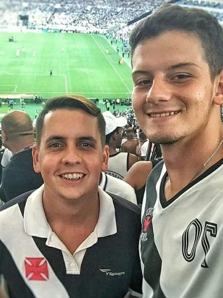 Arqueiro Marcus D'Almeida (direita) vestido com a camisa de uma organizada do Vasco em jogo no Maracanã