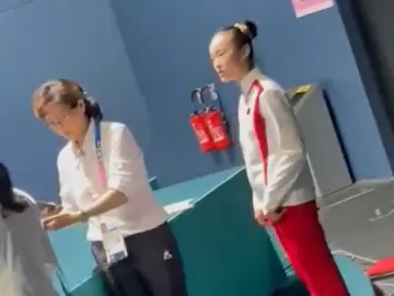 Vídeo mostra árbitra chinesa com medalha após prova que Rebeca foi 4ª