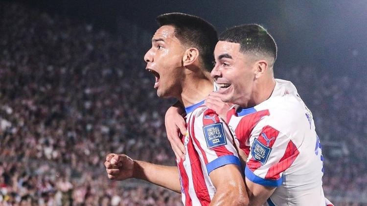 Diego Gómez, do Paraguai, celebra gol marcado sobre o Brasil em jogo das Eliminatórias