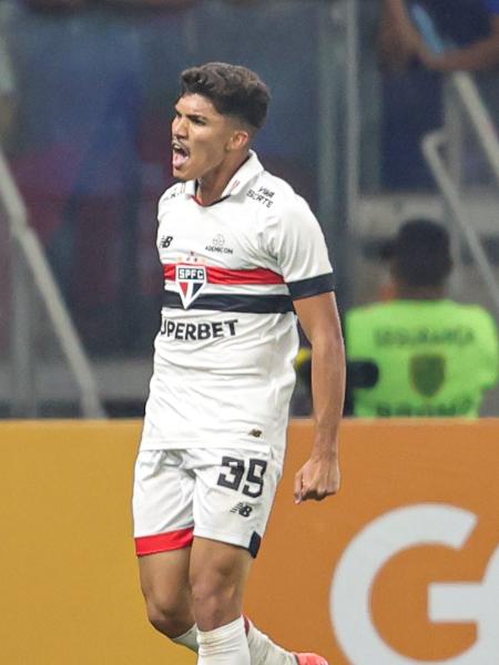 William Gomes, jogador do Sao Paulo, comemora gol contra o Cruzeiro, no Mineirão